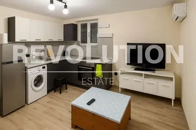 Kuchyně; výhled, kuchyňské spotřebiče, přirozené světlo, moderní styl