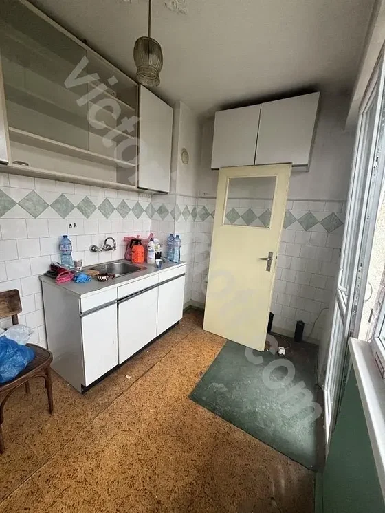 Kuchyně; nutná rekonstrukce, dlažba