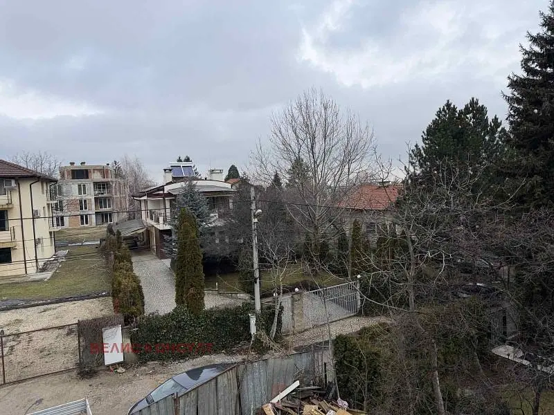 Dům a okolí; výhled