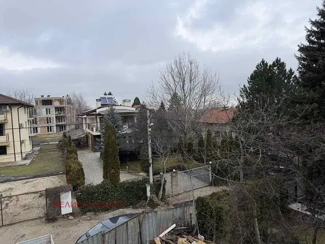 Dům a okolí; výhled