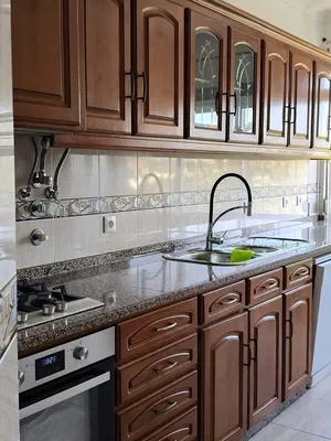 Cucina; elettrodomestici, pavimento in piastrelle