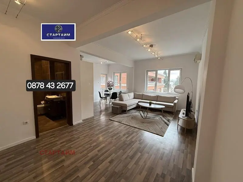 غرفة معيشة; إطلالة, أرضية خشبية, ضوء طبيعي, أسلوب عصري