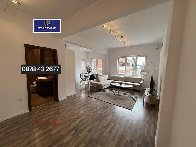 غرفة معيشة; إطلالة, أرضية خشبية, ضوء طبيعي, أسلوب عصري