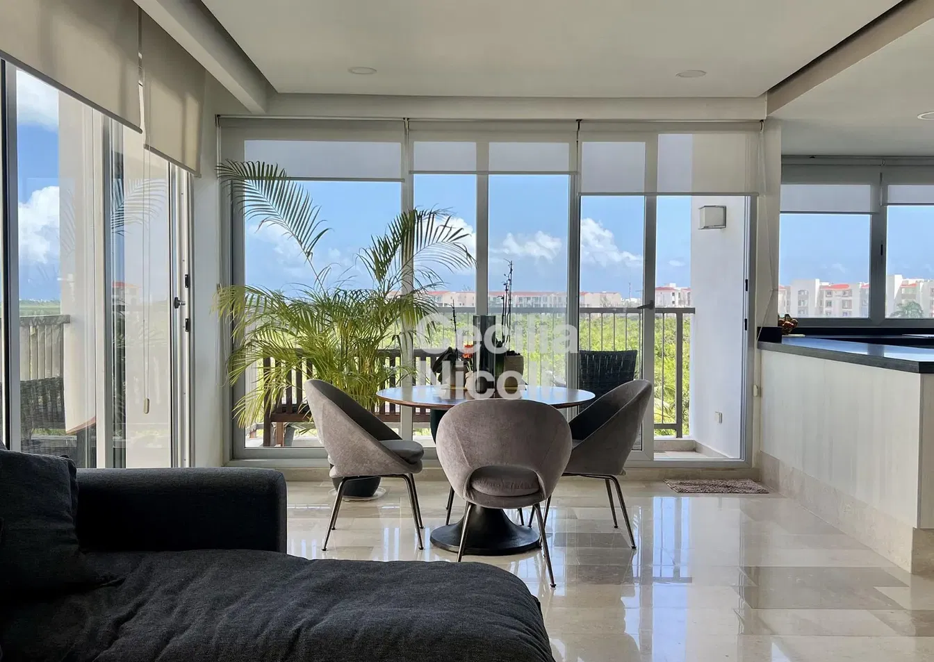 Dnevna soba; pogled, pločice, prirodno svjetlo, moderni stil