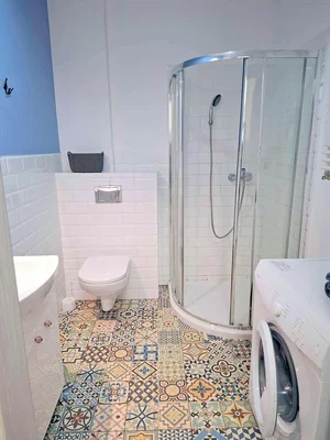 Badezimmer; fliesenboden, tageslicht