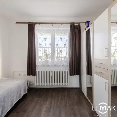 Yatak odası; ahşap zemin, doğal ışık, modern stil