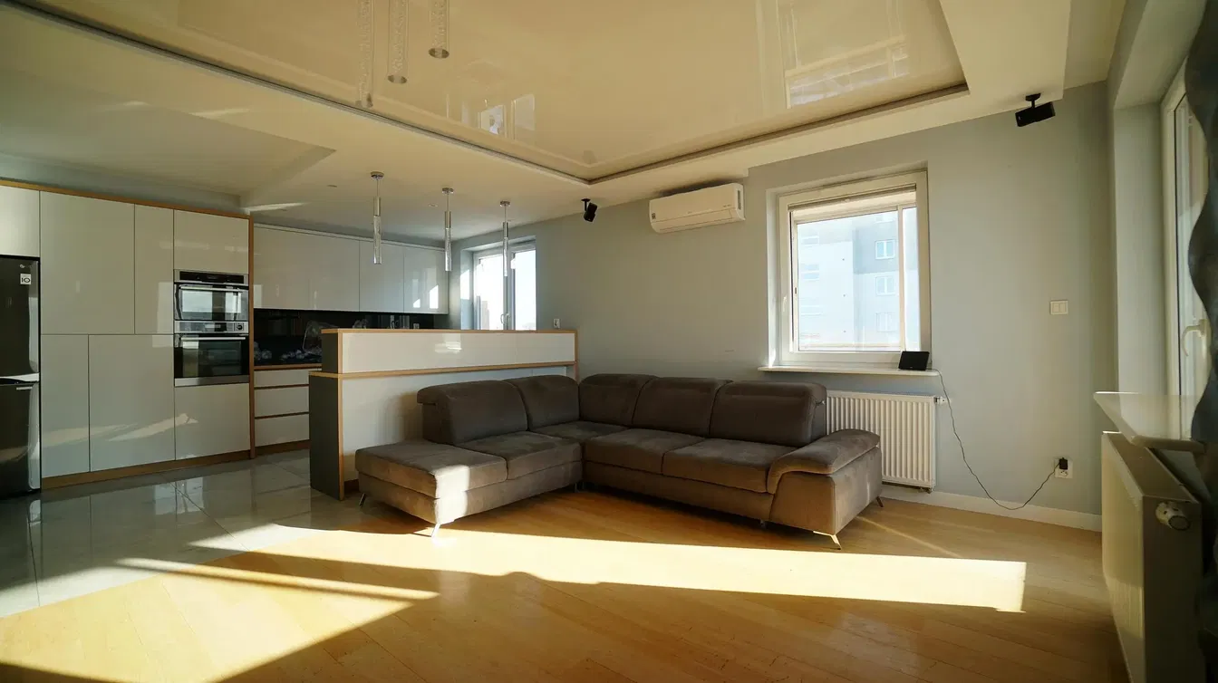 Oturma odası; mutfak aletleri, doğal ışık, ahşap zemin, tadilatlı