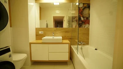 Banyo; fayans zemin, tadilatlı, doğal ışık, modern stil