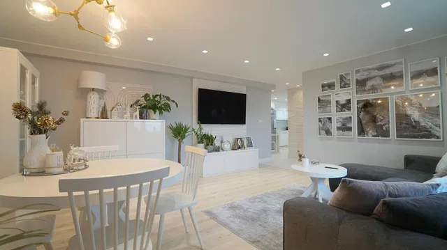 Wohnzimmer; tageslicht, moderner stil, holzboden