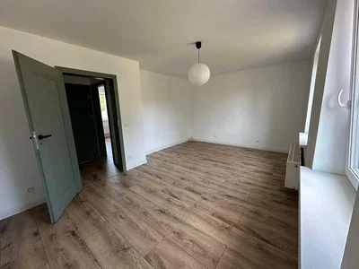 Schlafzimmer; fliesenboden, tageslicht, renoviert
