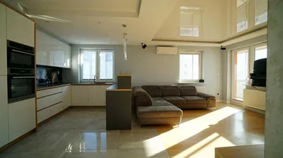 Oturma odası; mutfak aletleri, doğal ışık, fayans zemin, yüksek tavan