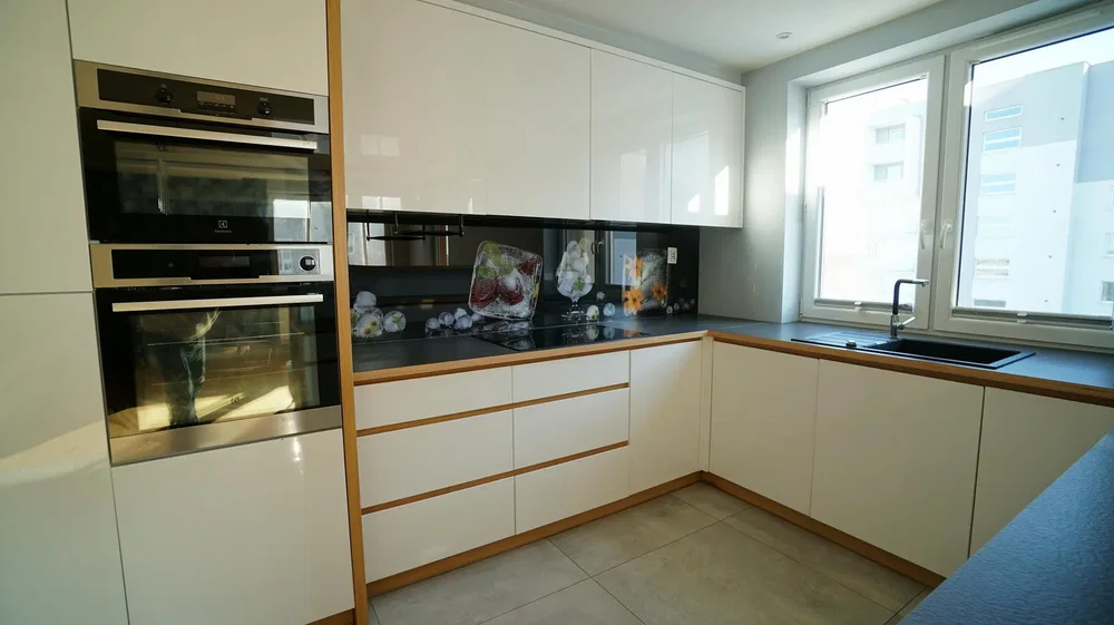 Mutfak; mutfak aletleri, fayans zemin, doğal ışık