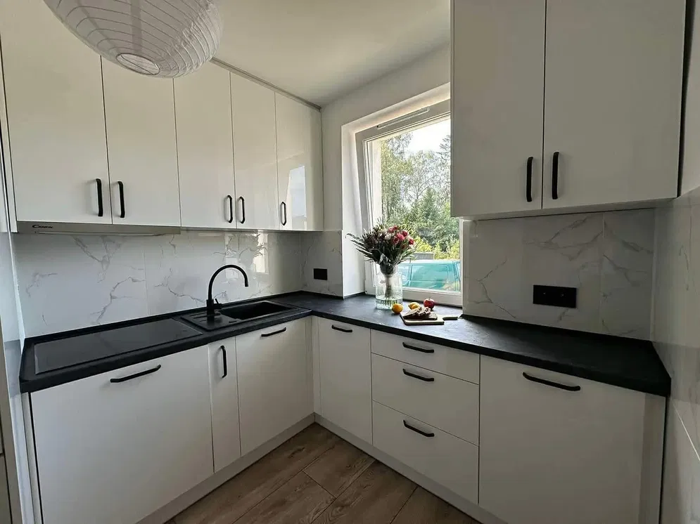 Küche; küchengeräte, tageslicht, moderner stil