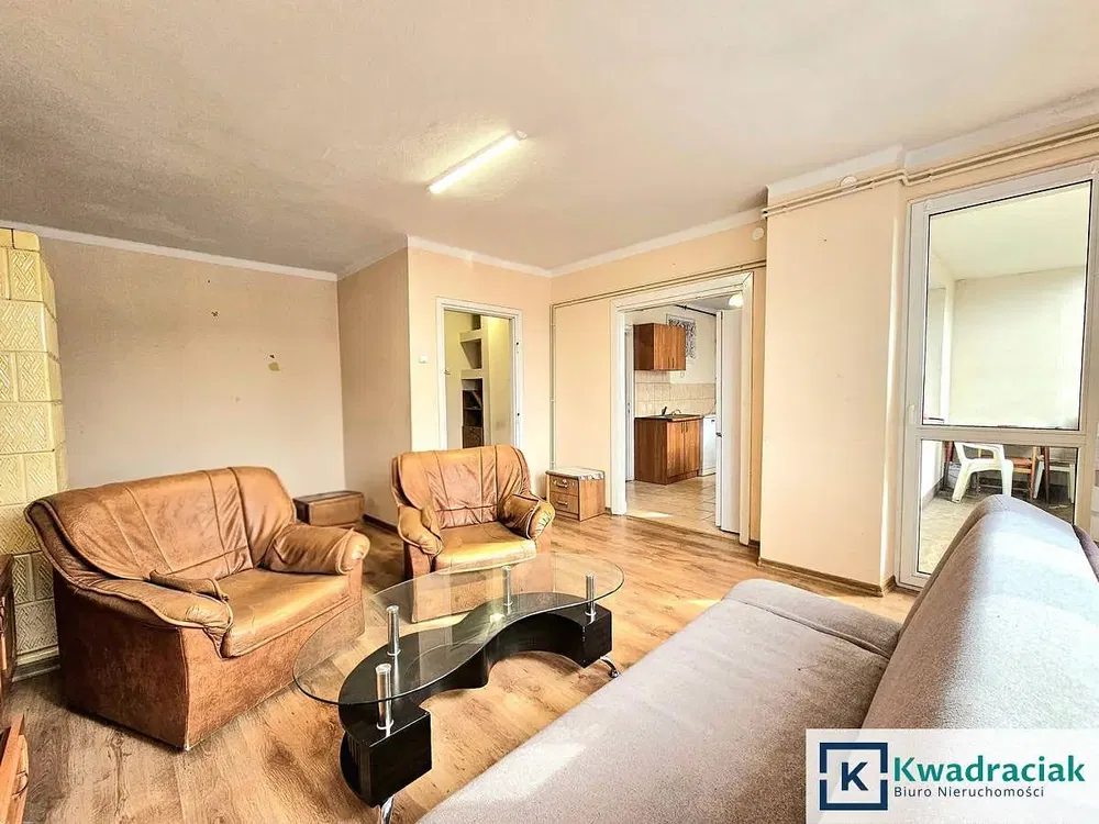 Wohnzimmer; tageslicht, renovierungsbedürftig