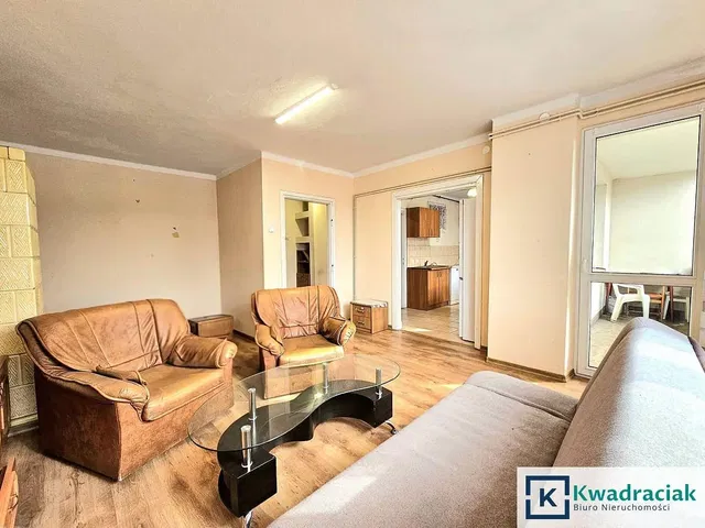 Obývací pokoj; přirozené světlo, nutná rekonstrukce