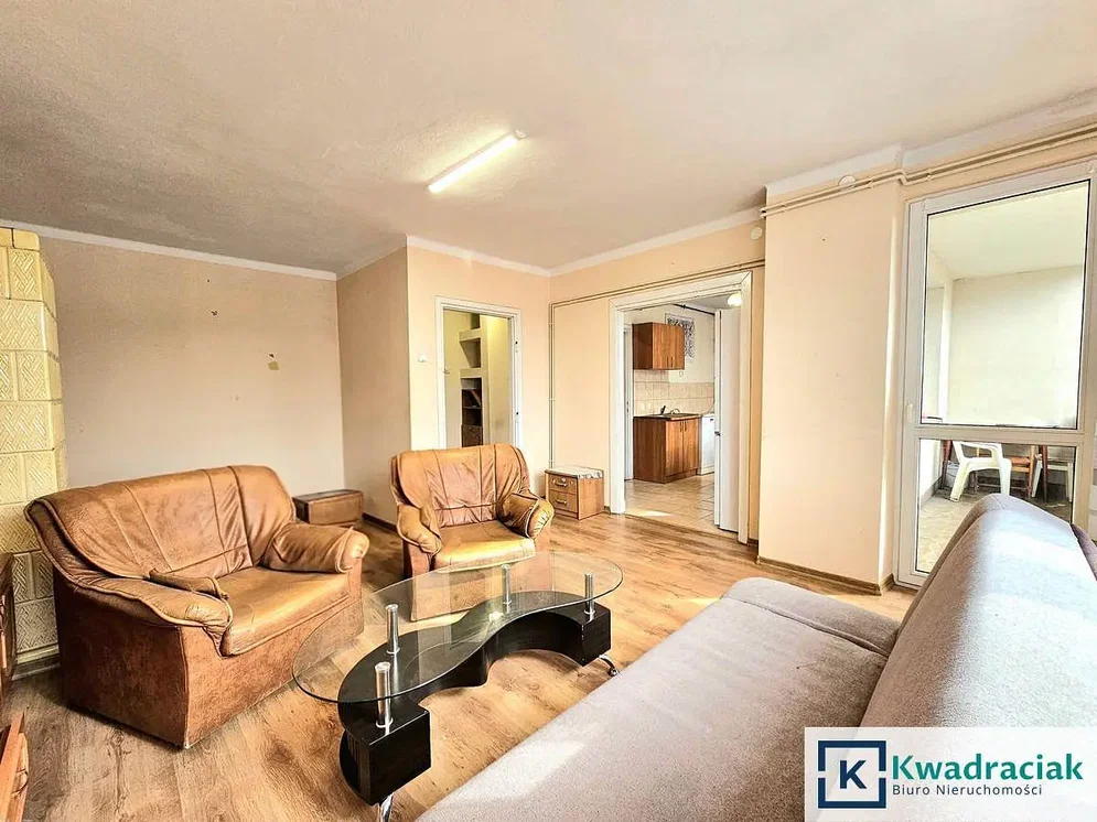 Wohnzimmer; tageslicht, renovierungsbedürftig