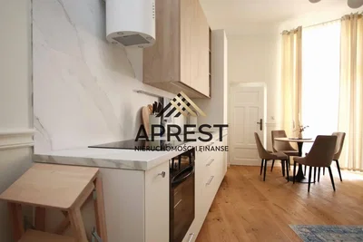 Kuchyně; moderní styl, dřevěná podlaha, přirozené světlo