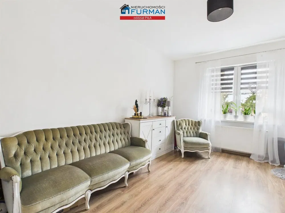 Obývací pokoj; moderní styl, dřevěná podlaha, přirozené světlo