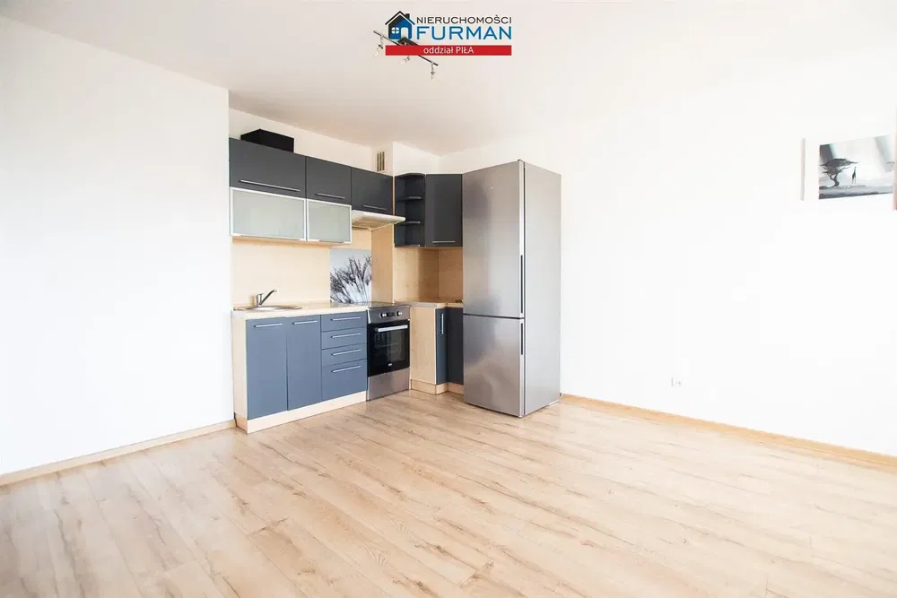 Cuisine; électroménager, parquet, rénové, lumière naturelle