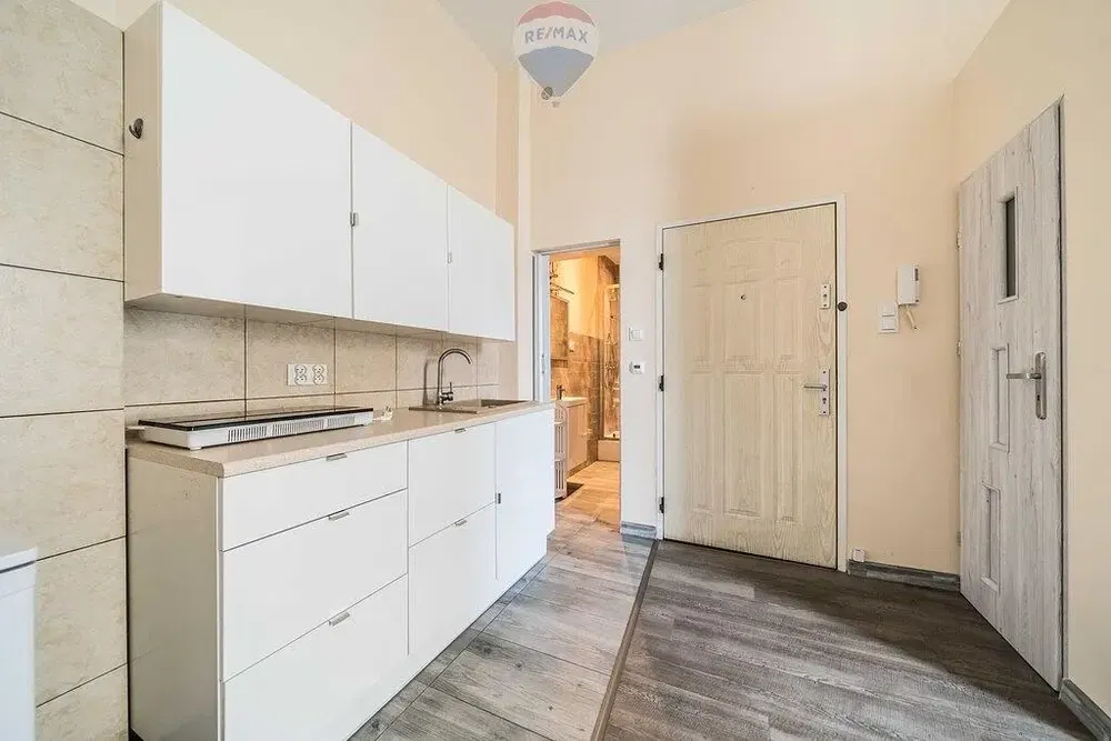 Kuchyně; dlažba, dřevěná podlaha, po rekonstrukci, přirozené světlo