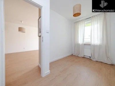 Obývací pokoj; dřevěná podlaha, přirozené světlo