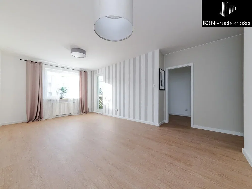 Obývací pokoj; přirozené světlo, dřevěná podlaha, moderní styl