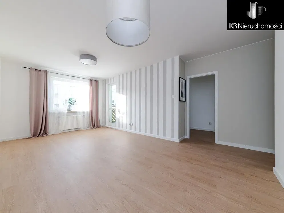 Obývací pokoj; přirozené světlo, dřevěná podlaha, moderní styl