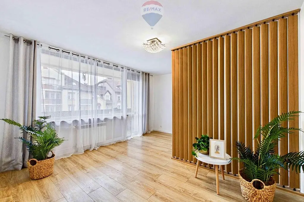 Wohnzimmer; tageslicht, holzboden, moderner stil