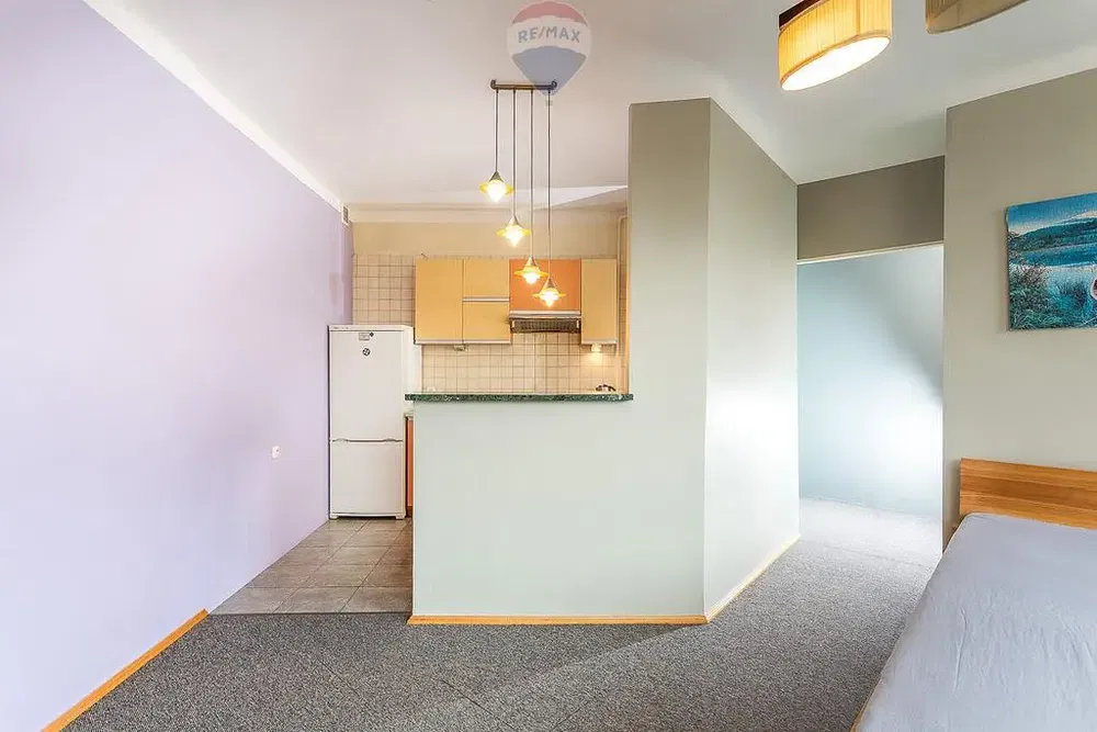 مطبخ; أرضية من البلاط, ضوء طبيعي