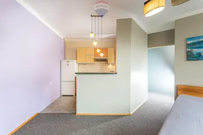 مطبخ; أرضية من البلاط, ضوء طبيعي