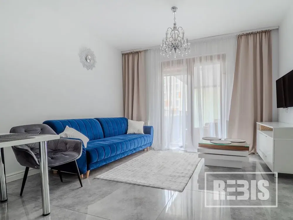 Wohnzimmer; fliesenboden, tageslicht, moderner stil