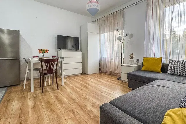 Wohnzimmer; holzboden, tageslicht, moderner stil