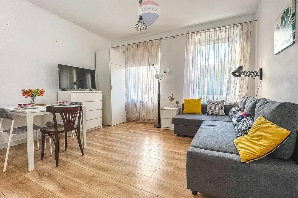 Wohnzimmer; tageslicht, moderner stil, holzboden