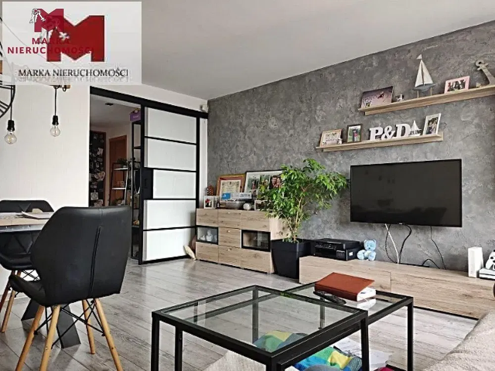 Oturma odası; modern stil, ahşap zemin, doğal ışık