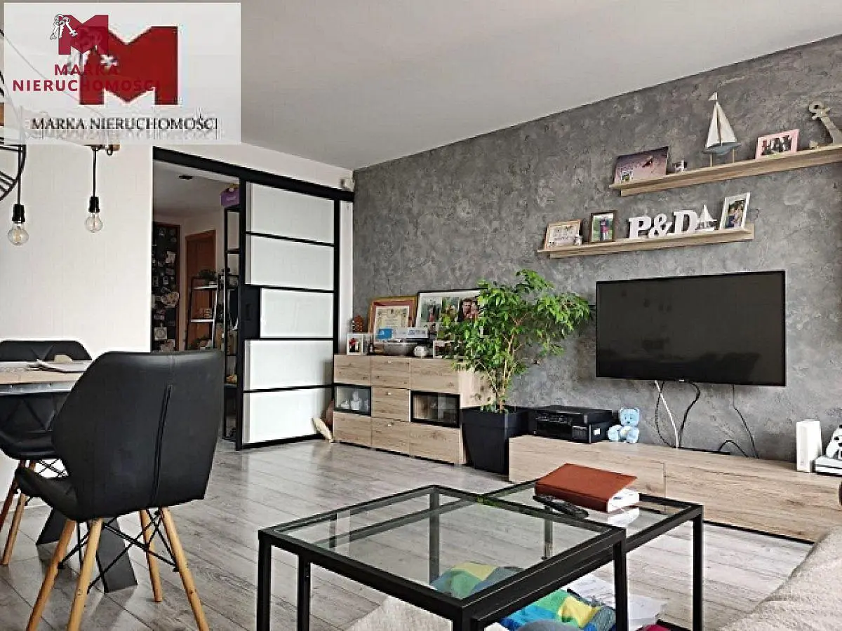 Oturma odası; modern stil, ahşap zemin, doğal ışık