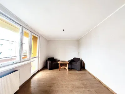 Дневна соба; природно светло, дрвени под