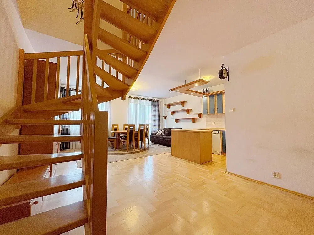 Дневна соба; дрвени под, природно светло