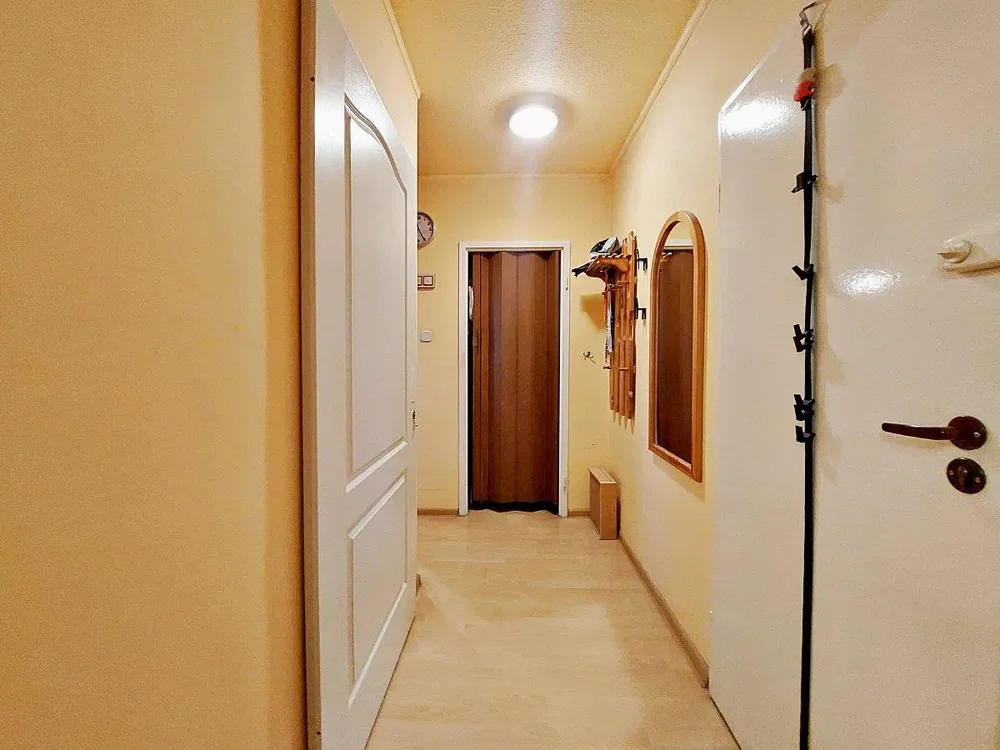 Гардероба; плочице, природно светло