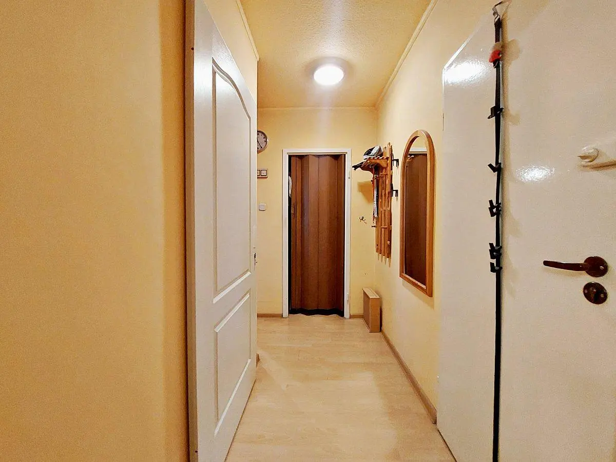 Гардероба; плочице, природно светло