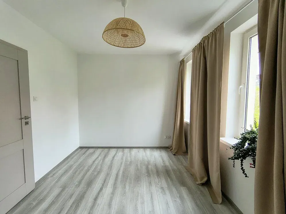 Chambre; lumière naturelle, carrelage