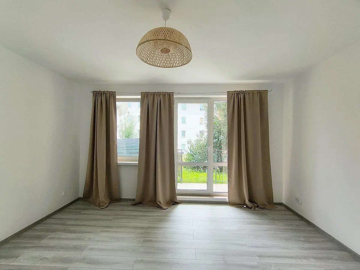 Salon; vue, lumière naturelle, carrelage