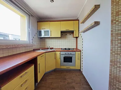 Cuisine; électroménager, carrelage, lumière naturelle