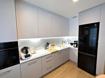 Cuisine; électroménager, parquet, rénové, lumière naturelle, style moderne