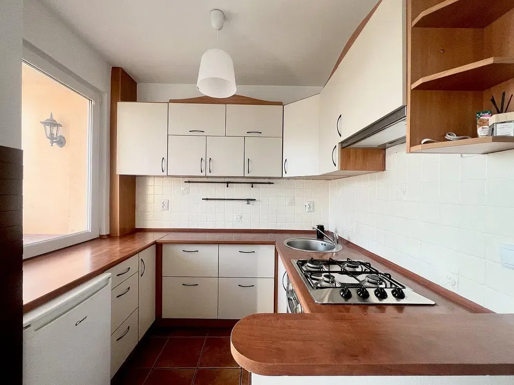 Küche; küchengeräte, fliesenboden, tageslicht