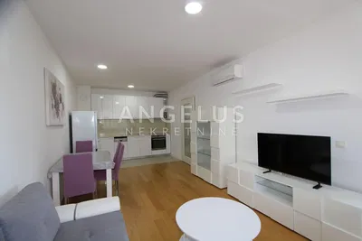 Dnevna soba; pogled, drveni pod, prirodno svjetlo, moderni stil