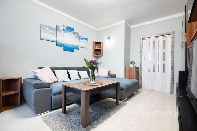 Хол; модерен стил, естествена светлина, дървен под