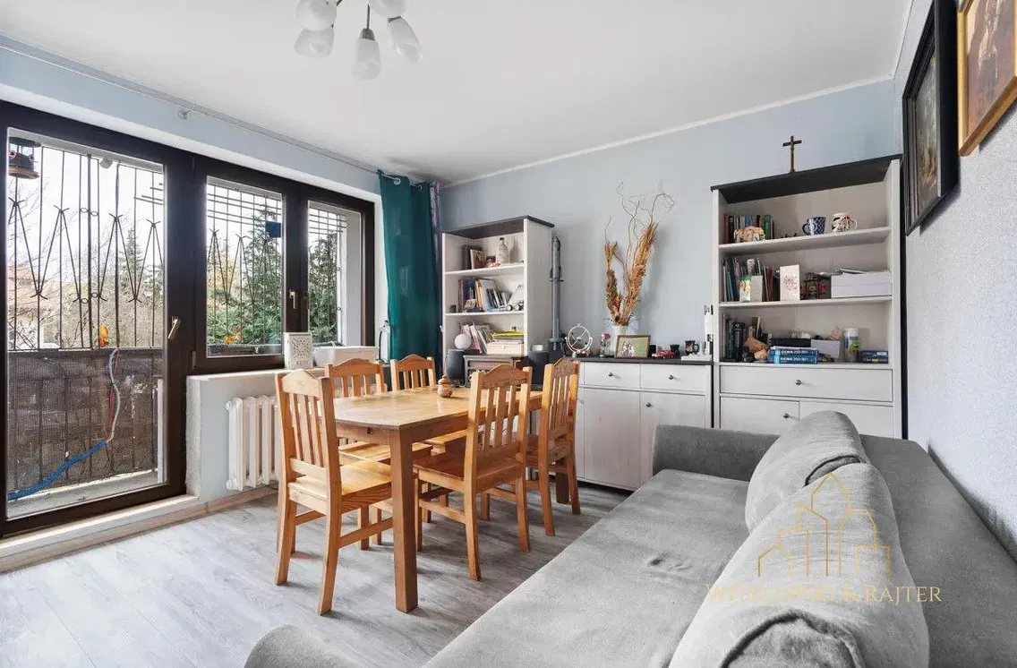 Salon; parquet, lumière naturelle, style moderne