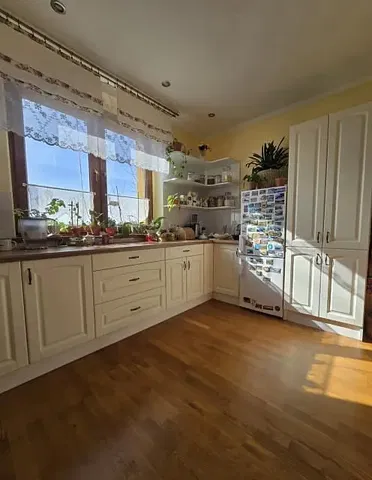 Küche; holzboden, tageslicht