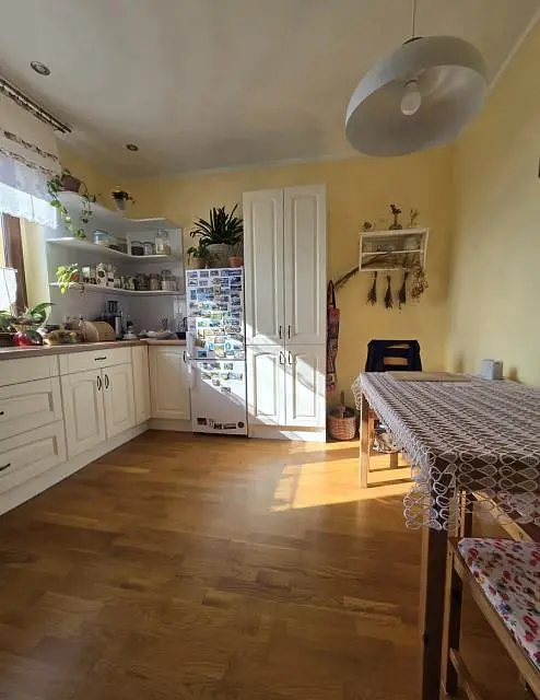 Küche; küchengeräte, tageslicht, holzboden, moderner stil