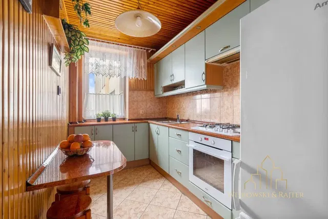 Cuisine; électroménager, carrelage, lumière naturelle